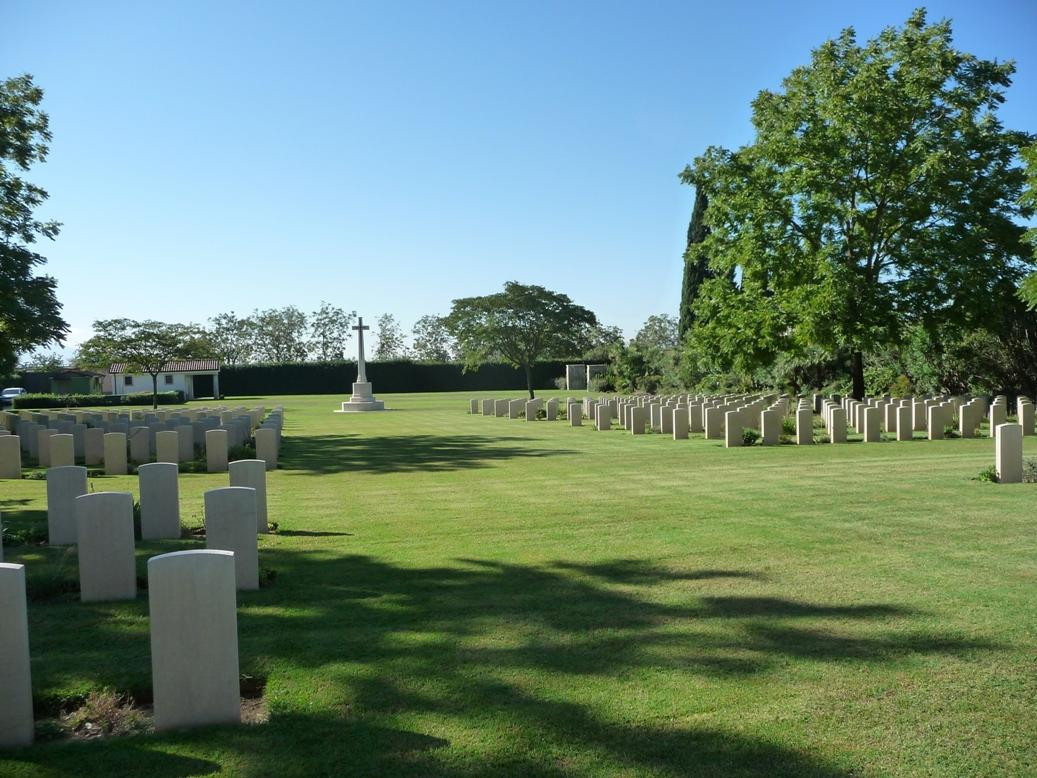 Caserta War Cemetery景点图片