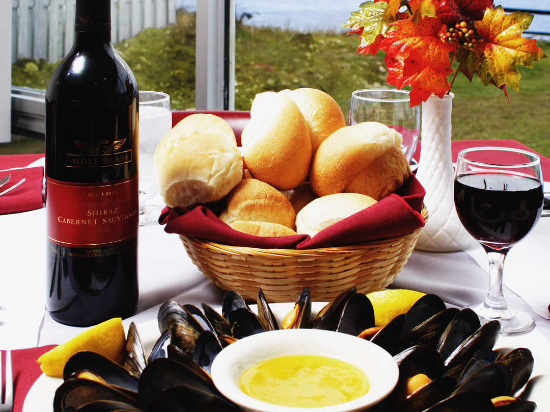 Shallow Bay Motel & Cabins主图