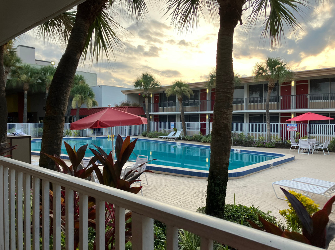 华美达港威酒店主图