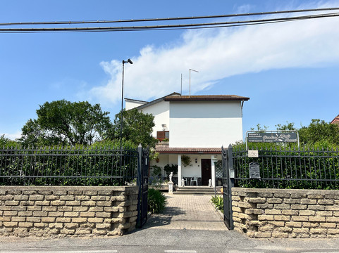 阿兰西花园教堂家庭式酒店主图