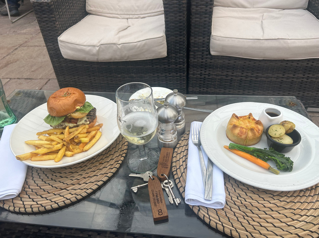 狐狸与猎犬酒店主图