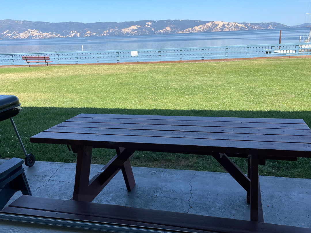 Skylark Shores Resort主图