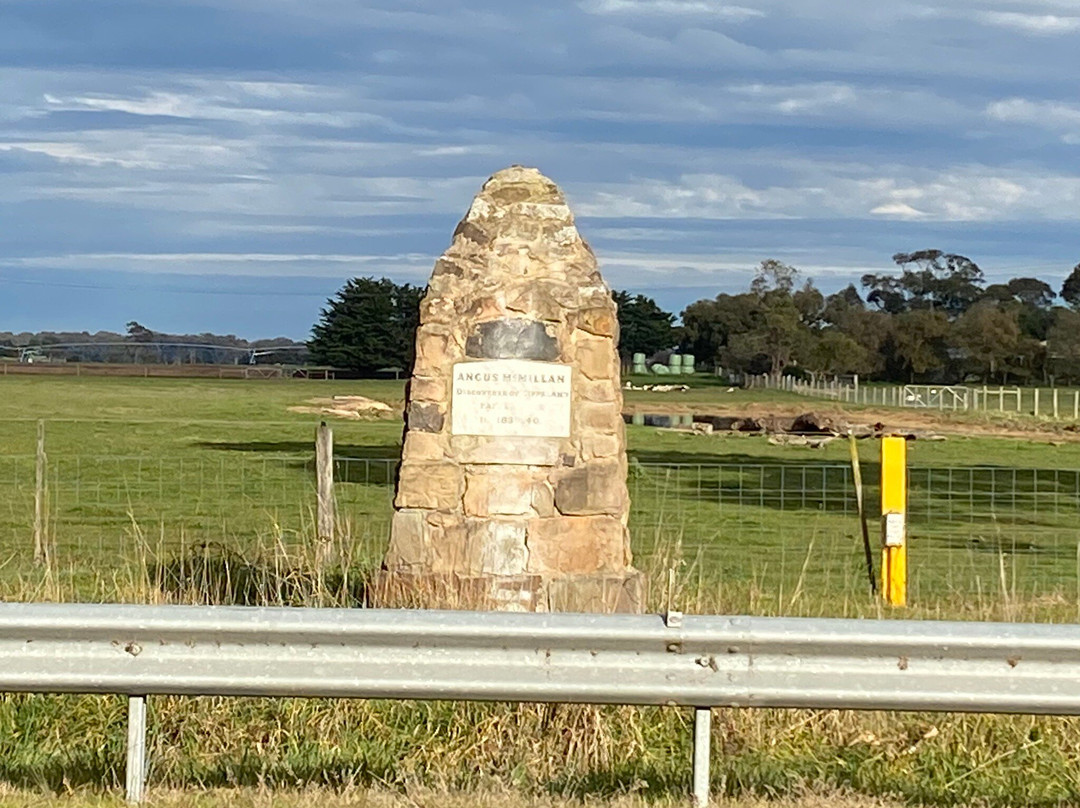 Angus Mc Millan Cairn