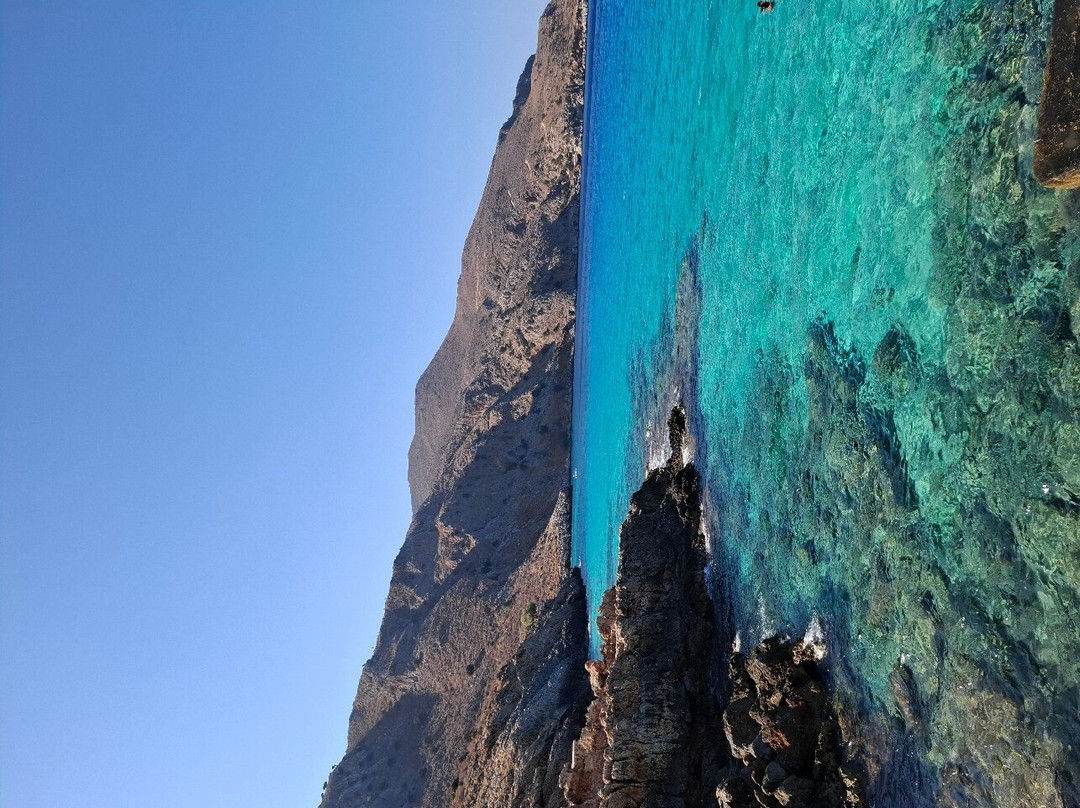 Ombros Gialos Beach景点图片