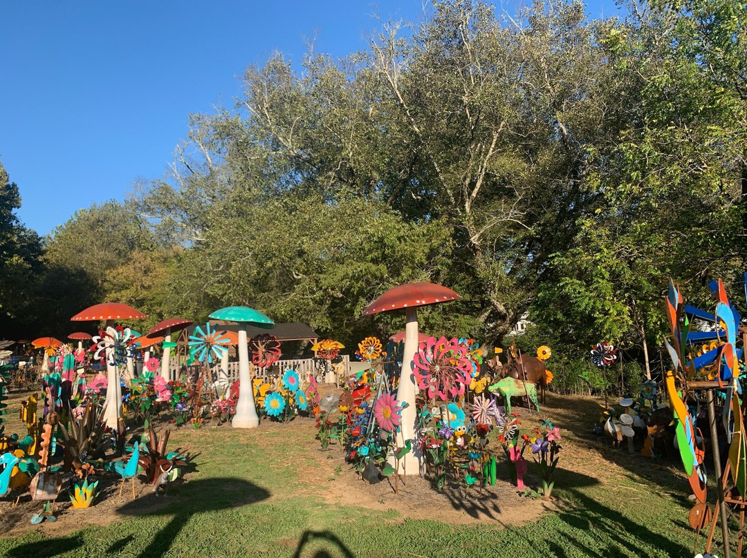 The Zoo Groovy Yard Art景点图片