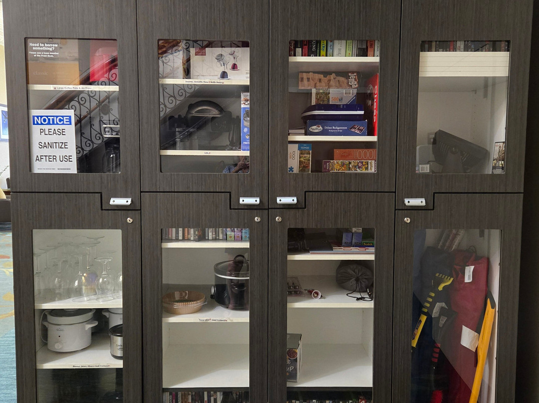 特雷霍特烛木套房酒店主图