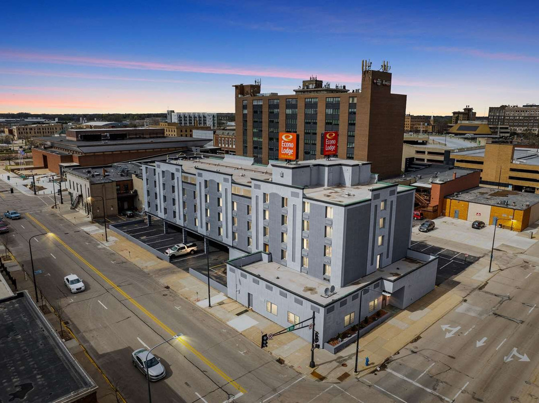 Econo Lodge Inn & Suites