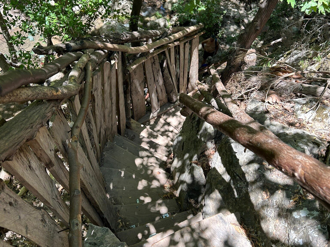 Potami Waterfalls-Karlovasi必去景点