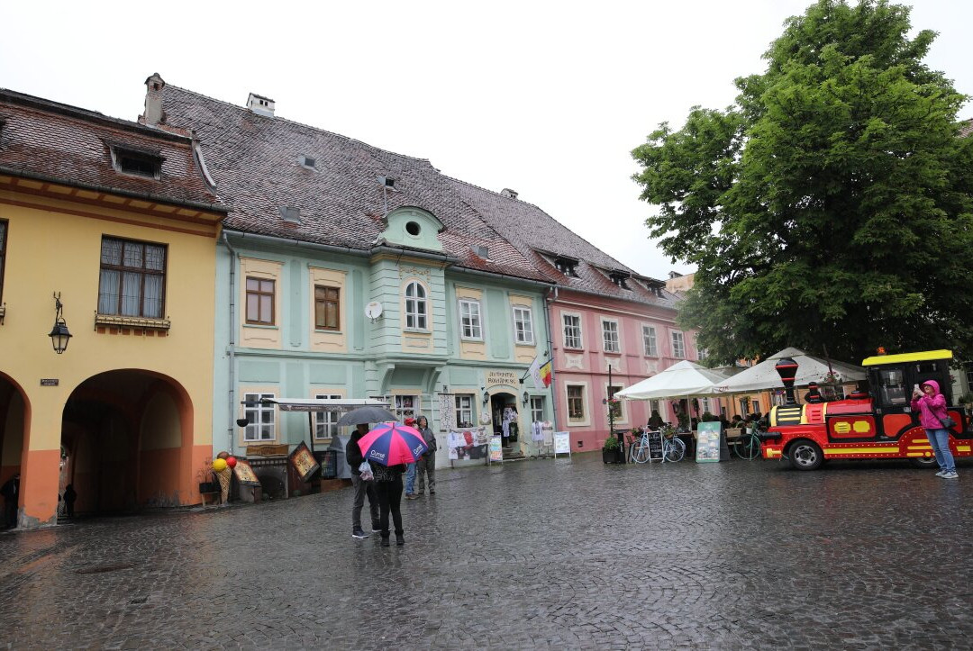 Piata Cetatii-锡吉索拉必去景点