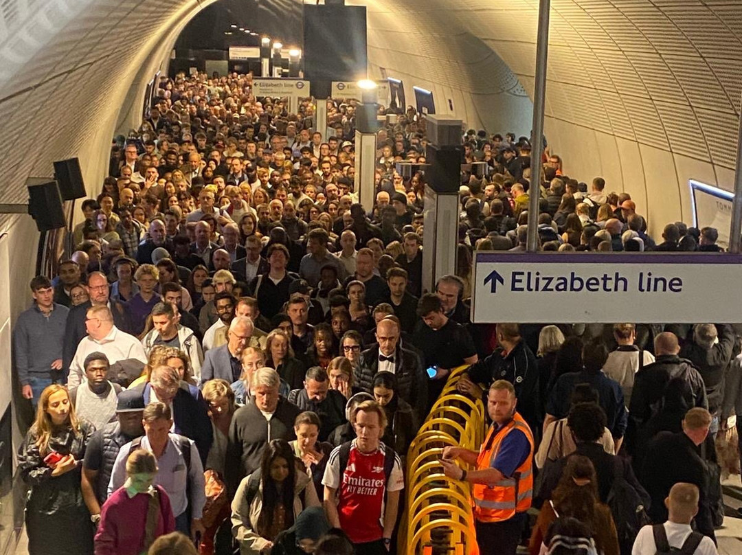 Elizabeth Line by TfL-伦敦必去景点