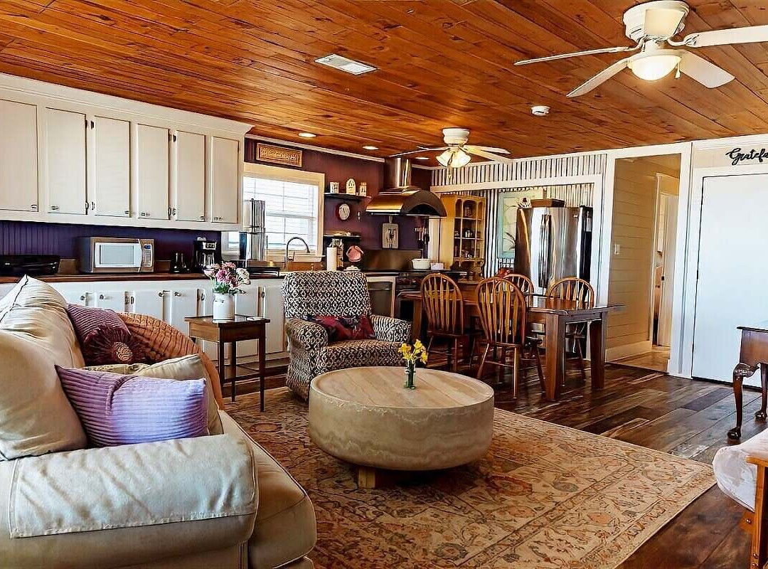 Blue Dolphin Inn and Cottages主图