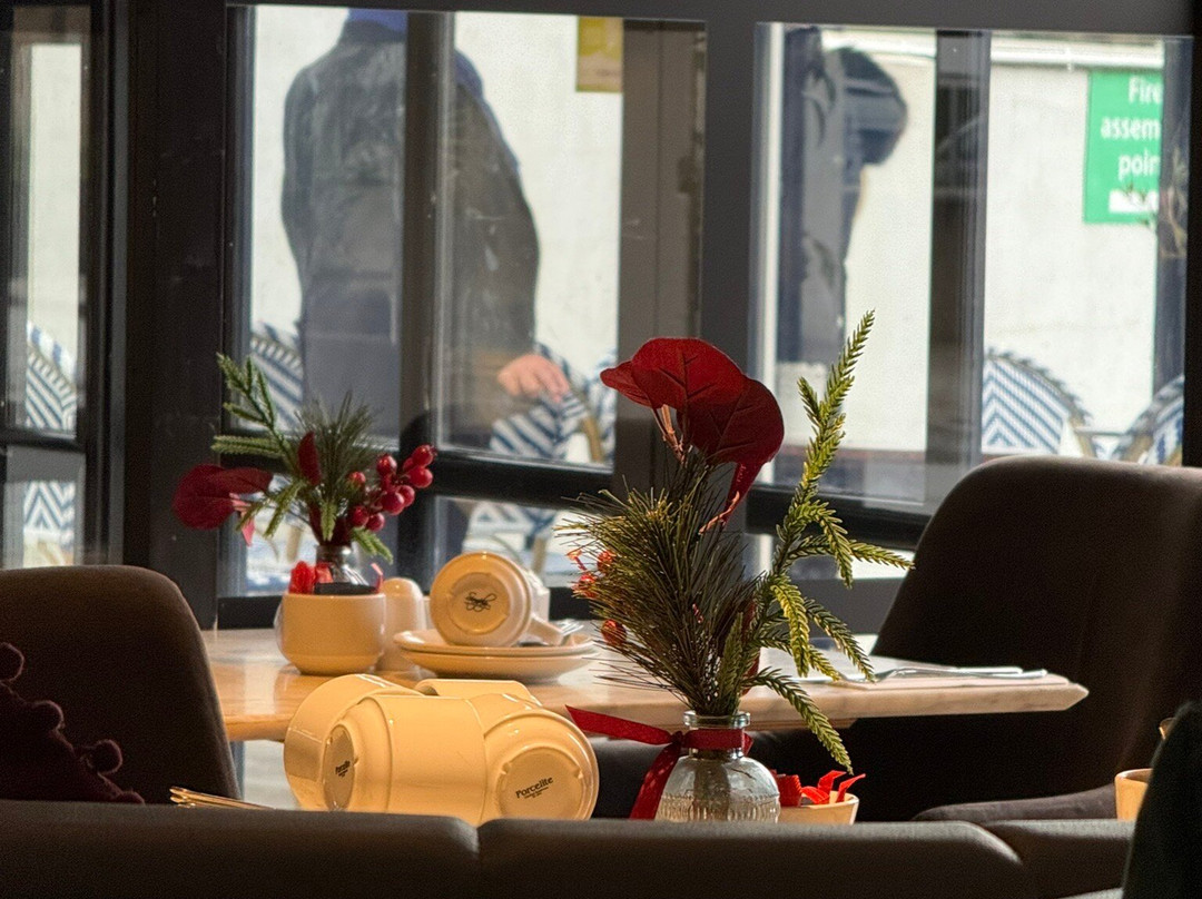 The Village Hotel, Bar & Restaurant主图