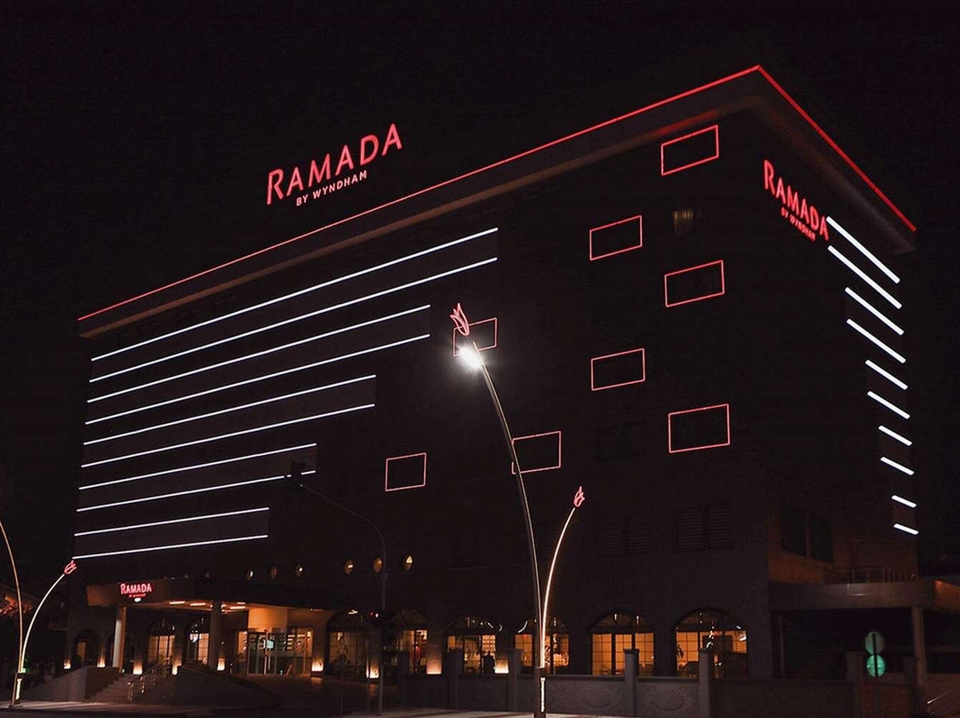 乌沙克温德姆华美达酒店主图