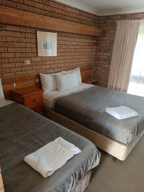 十美元镇酒店-客卧