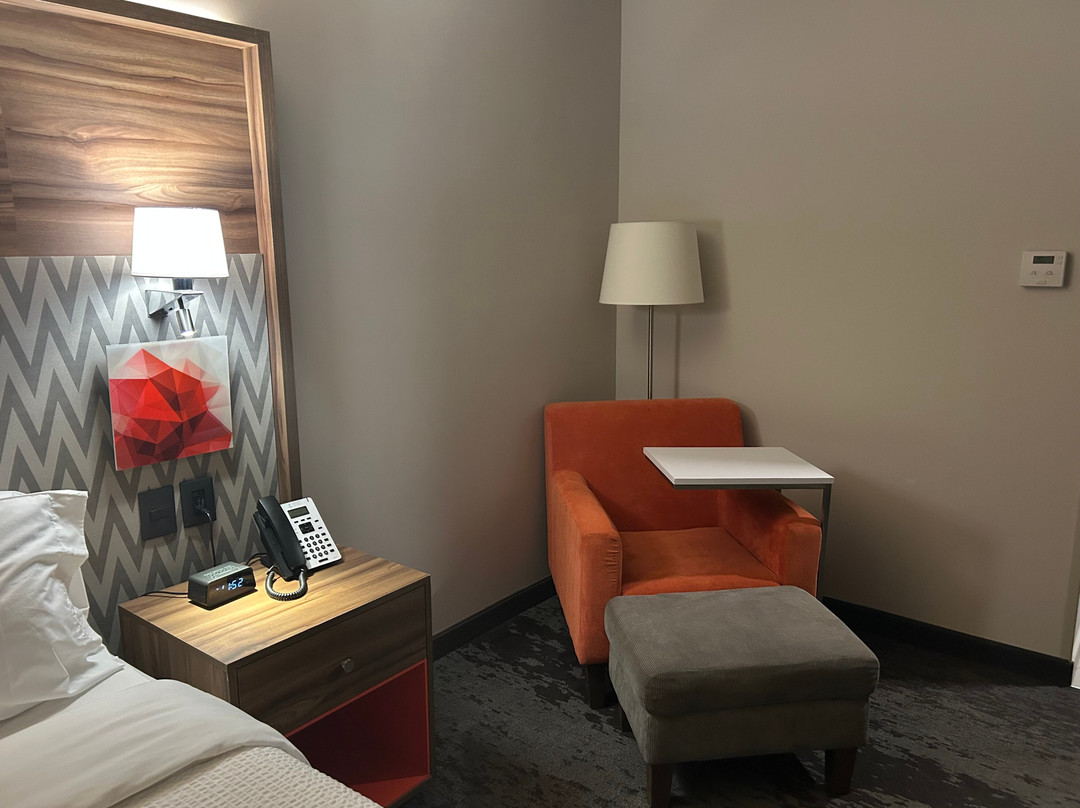 蒙特雷阿波达卡机场区假日套房酒店主图