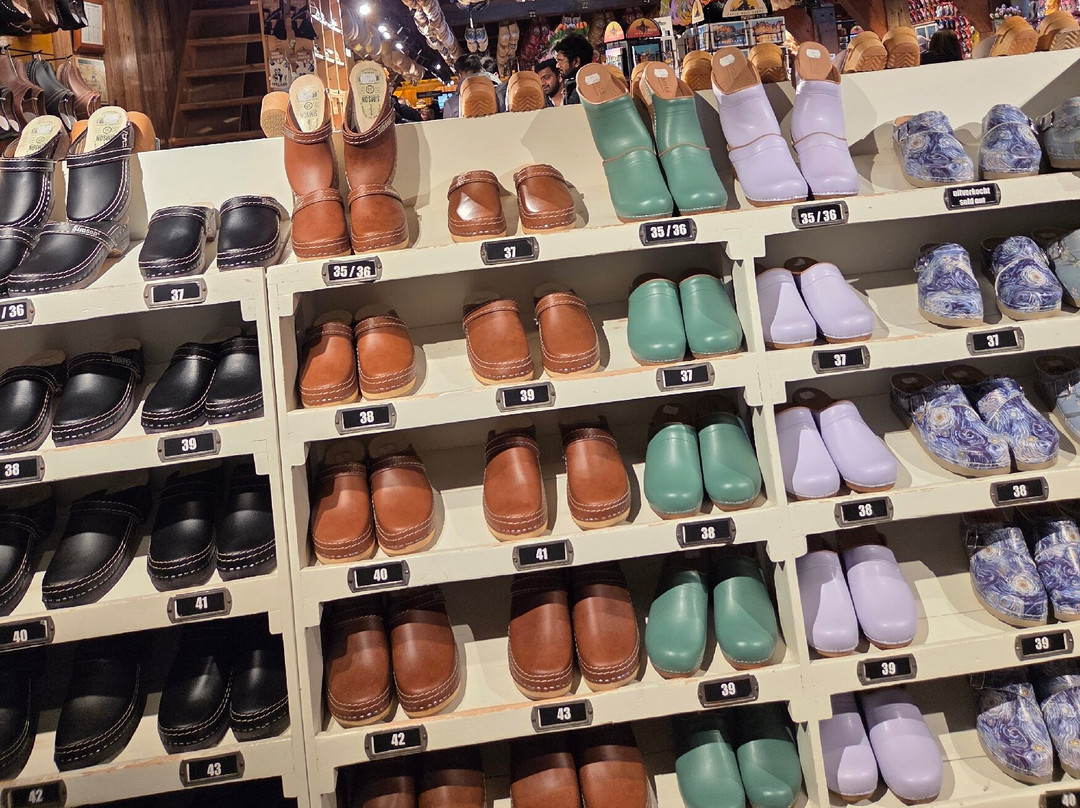 Kooijman Souvenirs & Clogs Wooden Shoe Workshop-赞丹必去景点