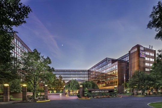 拉瓜迪亚广场酒店-官方