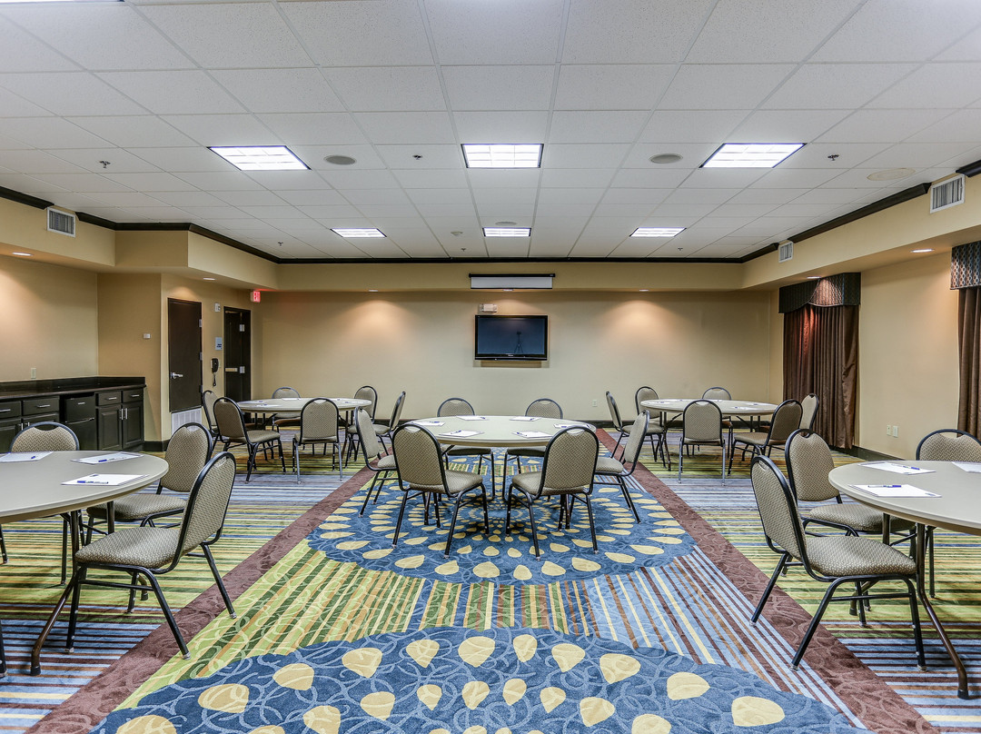 亨特维尔快捷假日&套房酒店主图