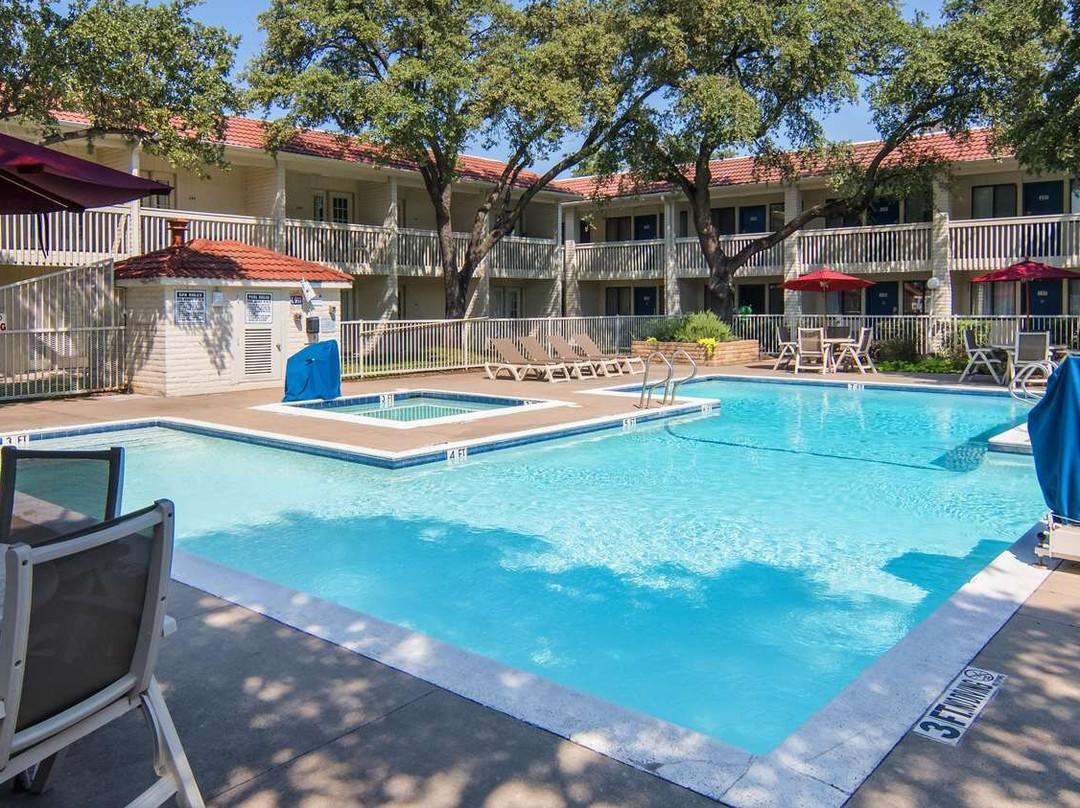 Motel 6 Dallas - Addison
