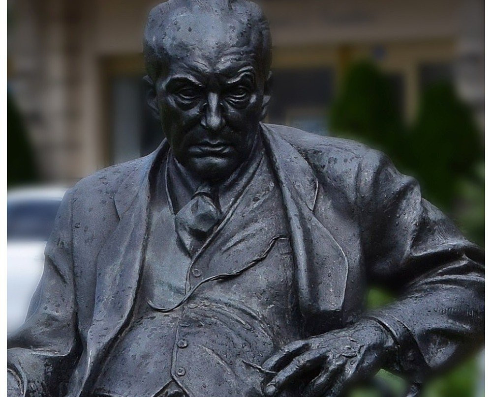 Monument to Vladimir Nabokov-蒙特勒必去景点