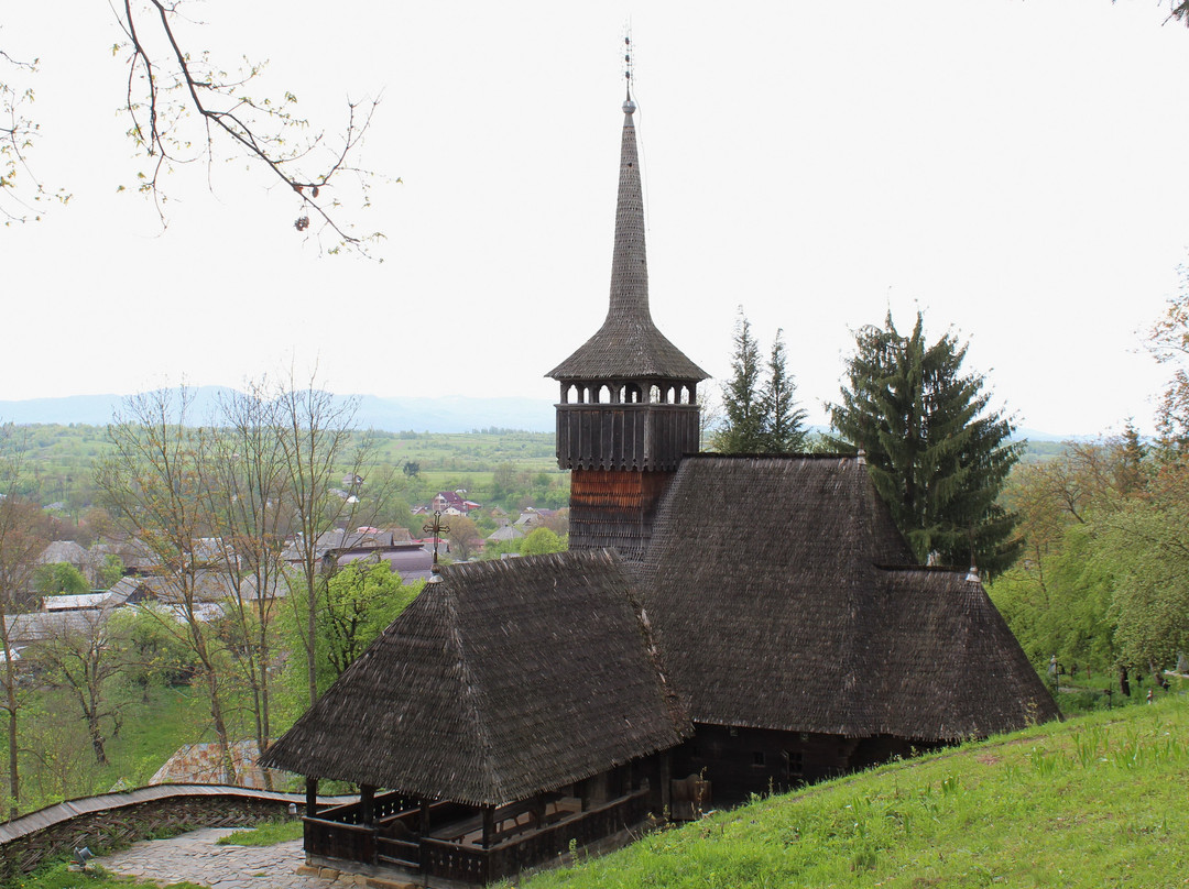The wooden church in Calinesti Caieni-Calinesti必去景点