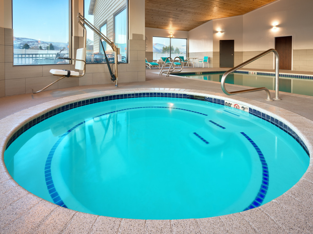 西伯城快捷假日酒店主图