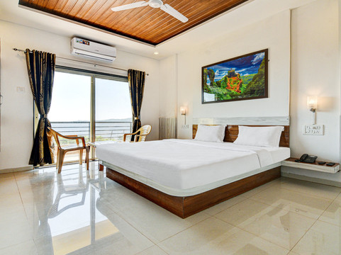 Aditya Hill View Inn主图