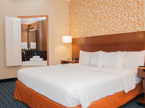 舒适套房酒店阿克伦南主图