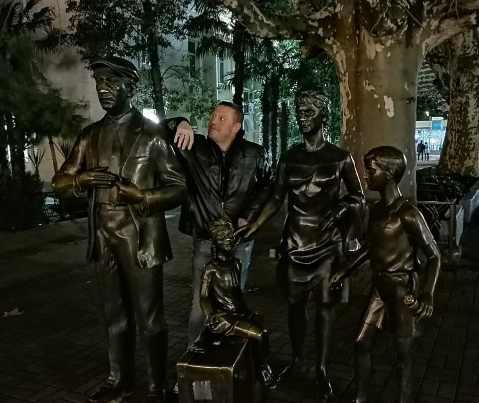 Monument to the Characters of Movie Brilliantovaya Ruka-索契必去景点