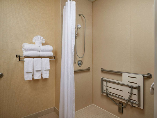 纽波特纽斯希尔顿花园酒店主图