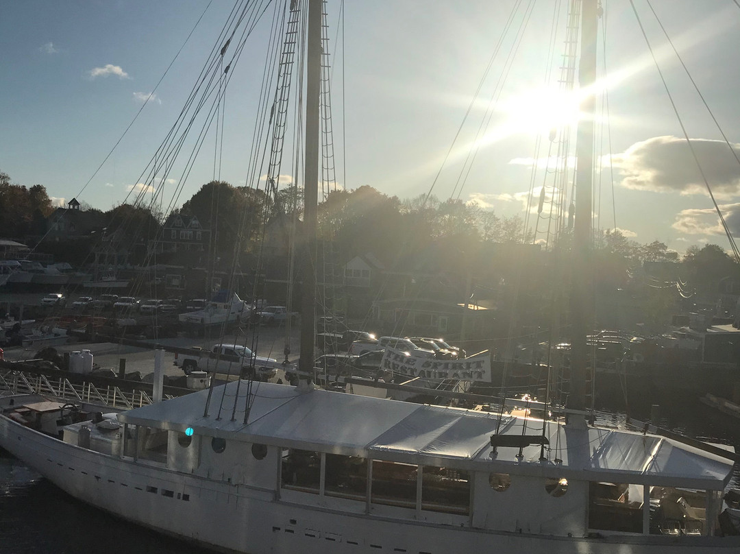 Boathouse Waterfront Hotel主图