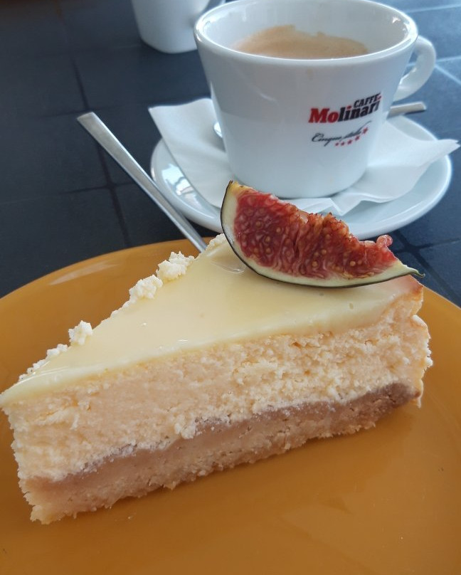 Marina Mielno with view on the lake主图