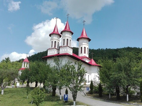 Manastirea Stramba-Hida必去景点