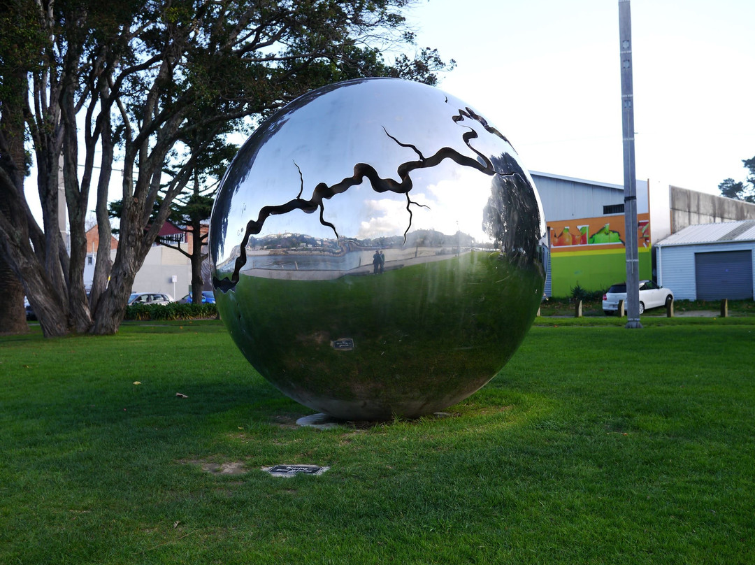 Bearing Outdoor sculpture-旺加努伊必去景点