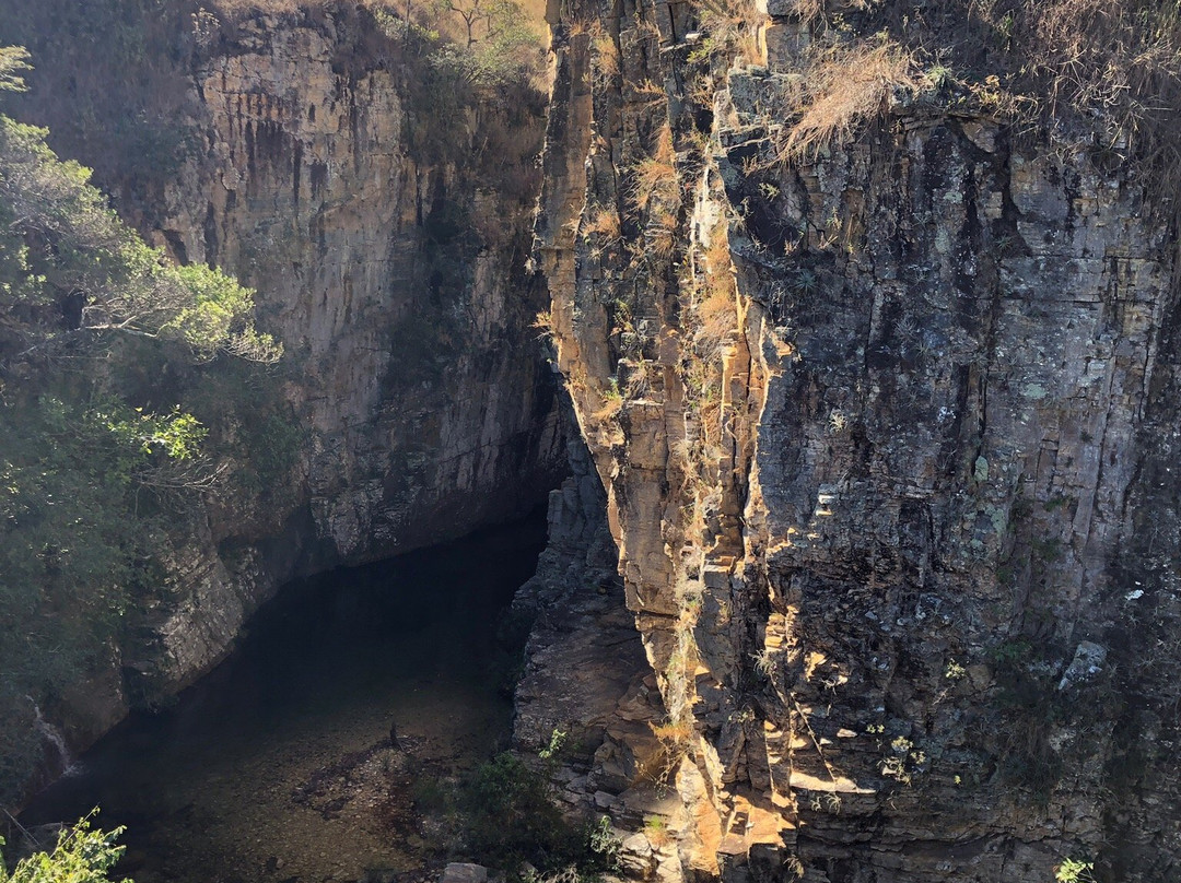 Poco Dourado Waterfall景点图片