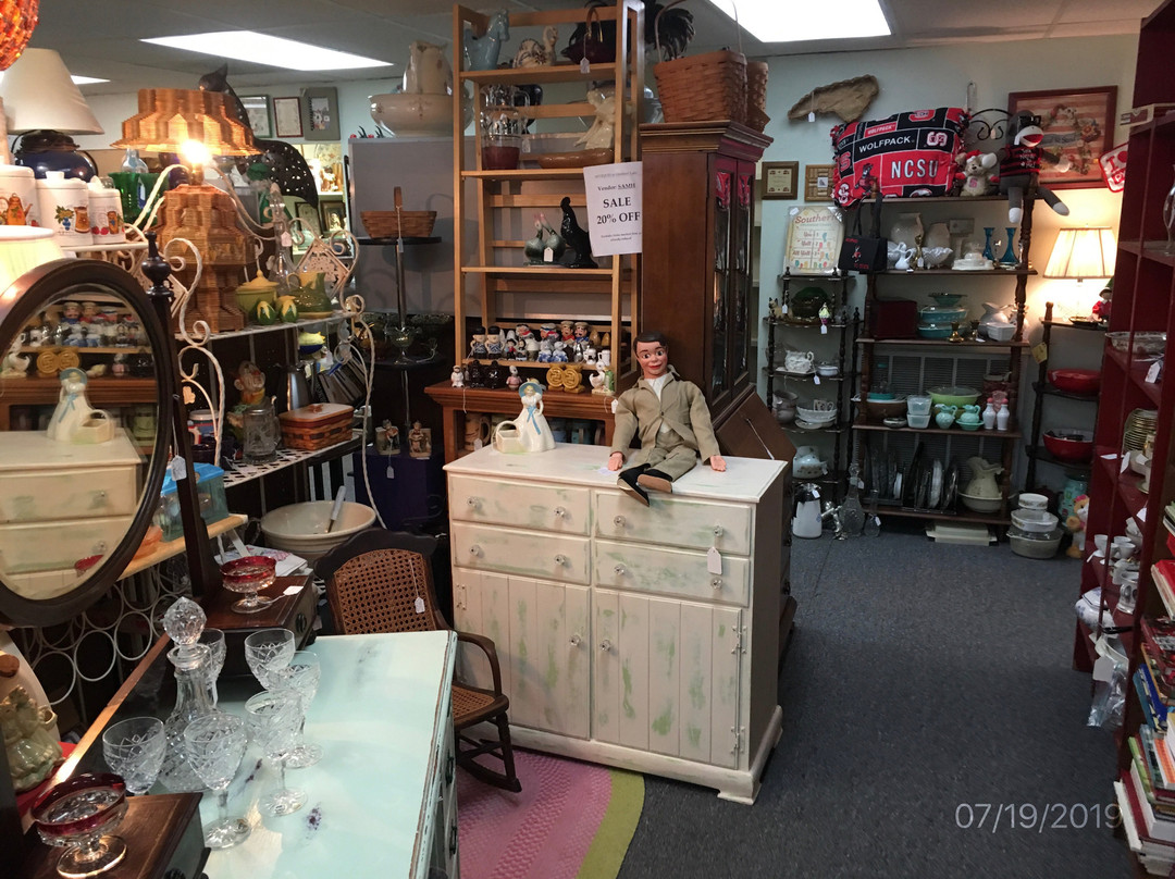 Antiques at Gresham Lake景点图片