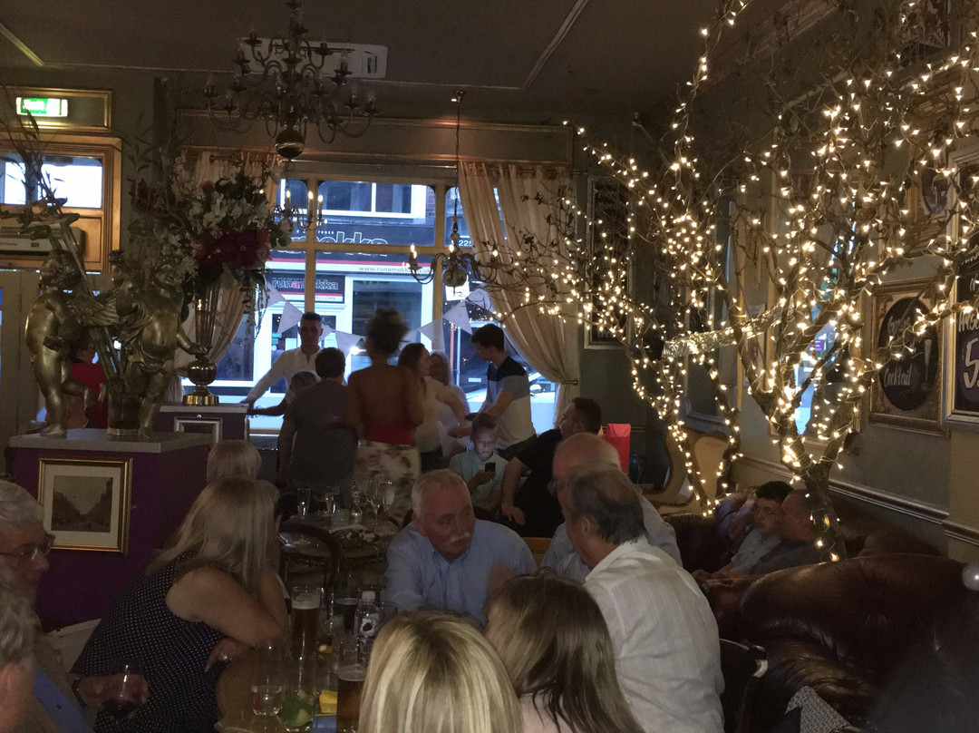 Grays Lounge-惠特利湾必去景点