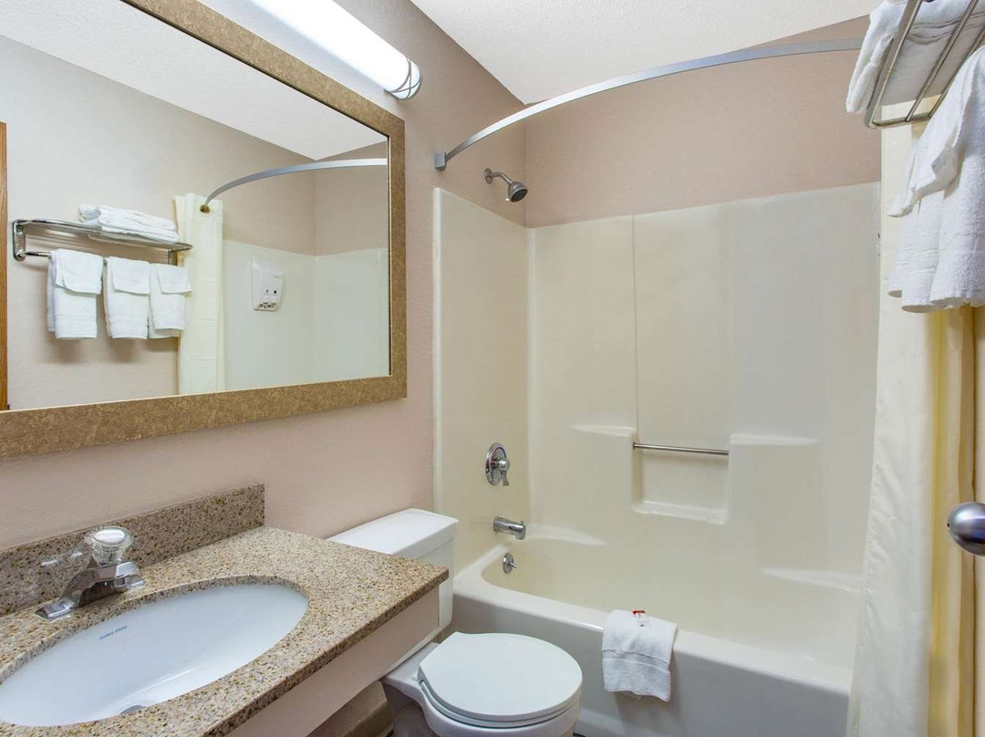 李/伯克夏/折扣店区速8酒店主图