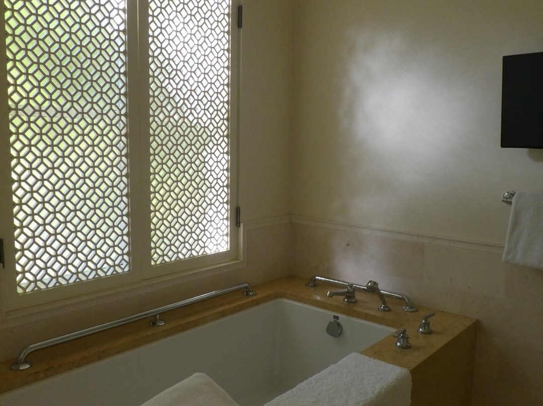 太阳酒店-仅限成人主图