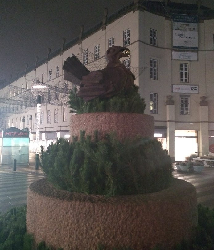 Bird with gold apple-欧胡斯必去景点