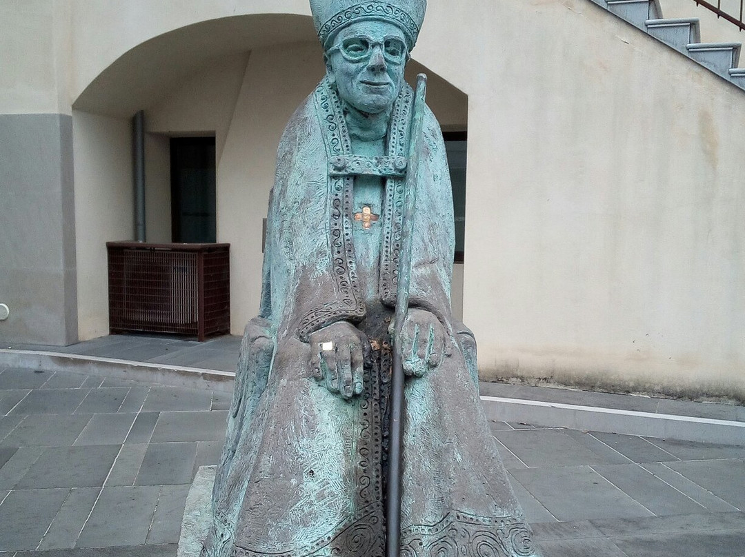 Statua a Monsignore Abramo Freschi Vescovo-波代诺内必去景点