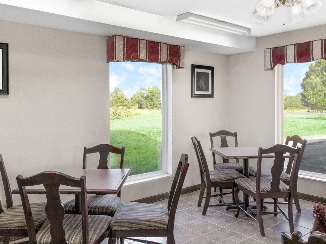 Super 8 by Wyndham Whiteville主图