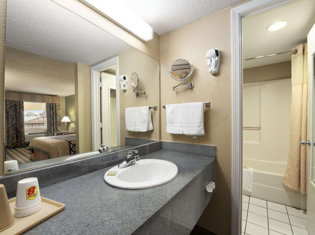 Super 8 by Wyndham Meridian主图