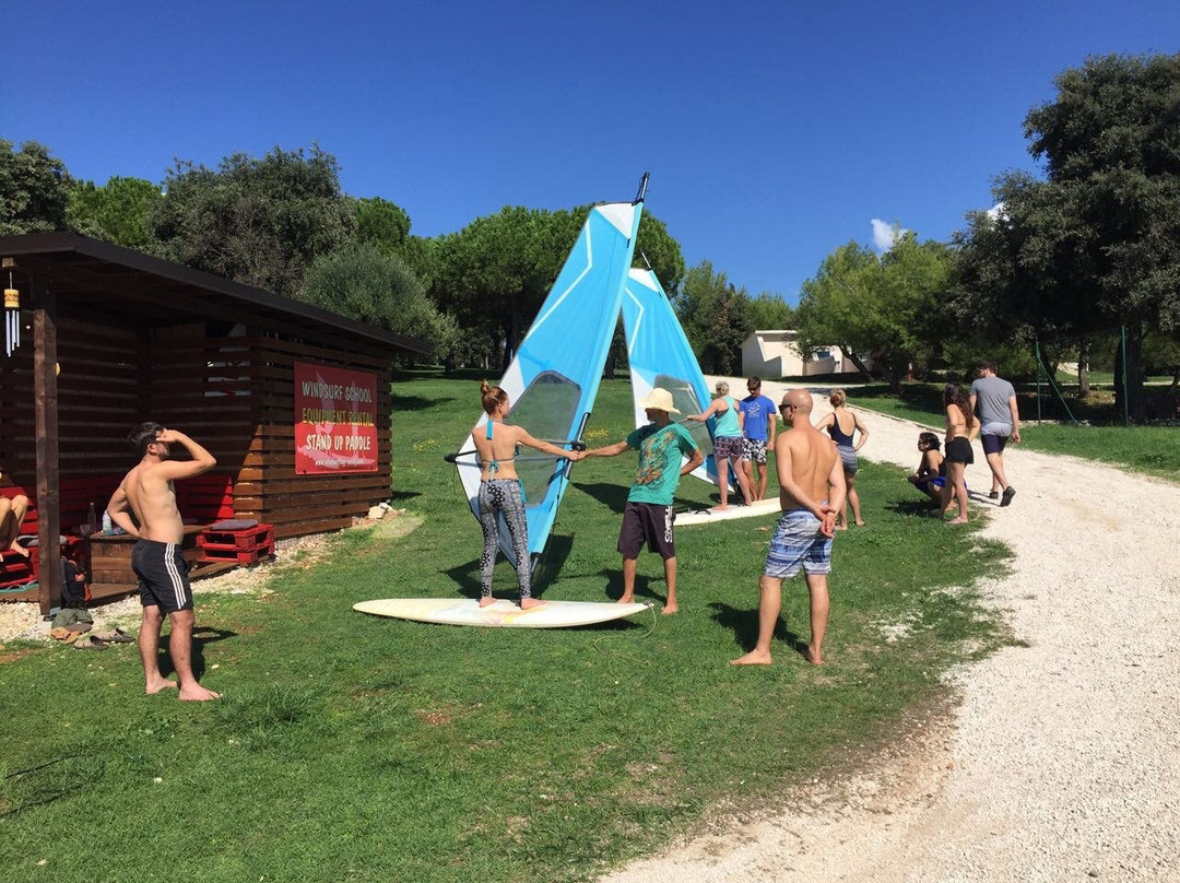 Windsurf Center Red Island-罗维尼必去景点