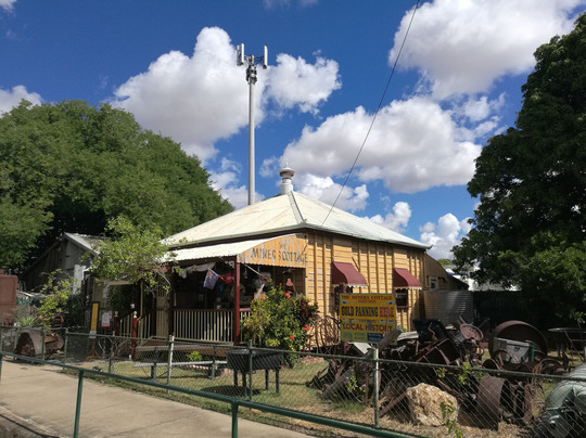 Ravenswood旅游景点-The Miner's Cottage Gold Panning