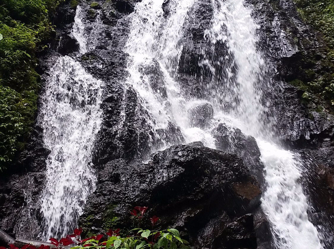 Watu Lumpang Waterfall景点图片