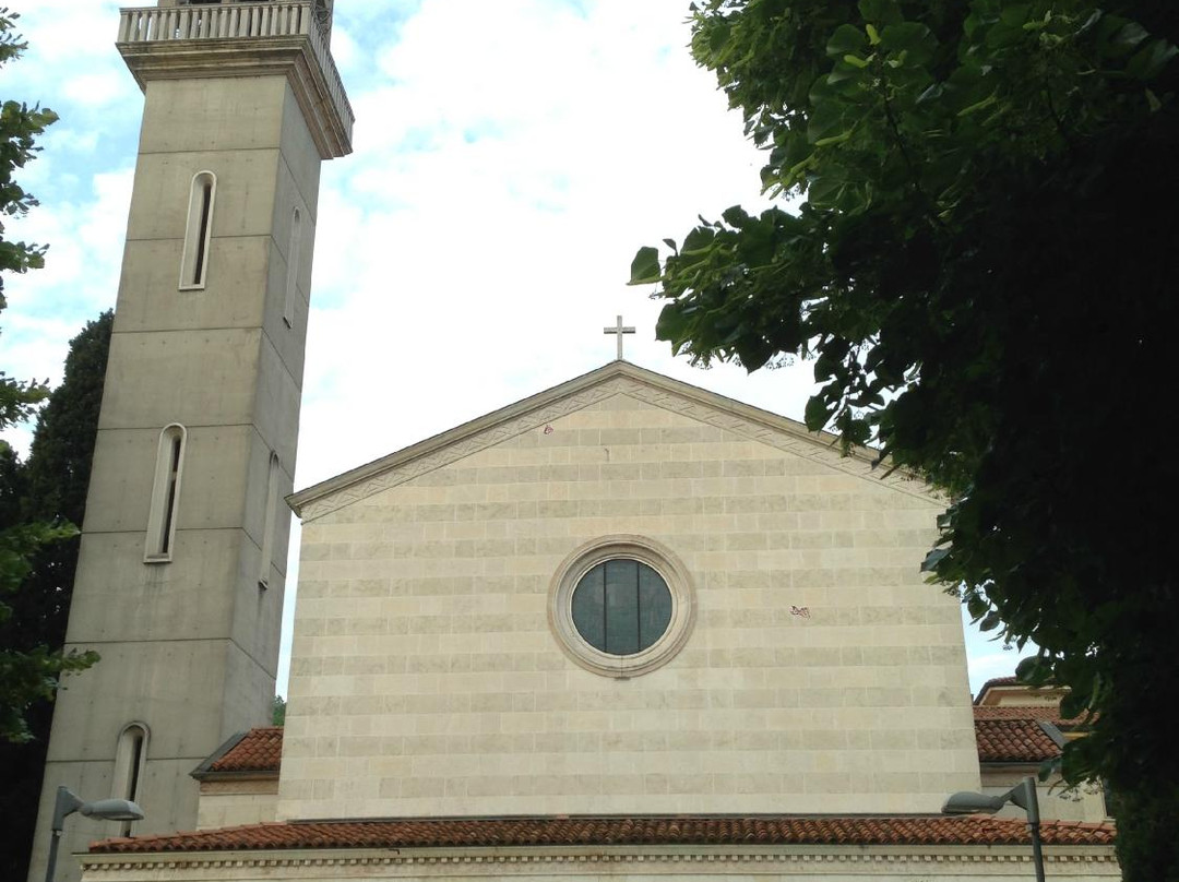 Santuario Madonna di Lourdes del Beato Claudio景点图片