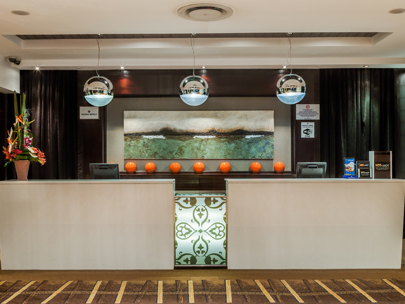 奥利弗雷金纳德坦博交通机场 Protea 酒店