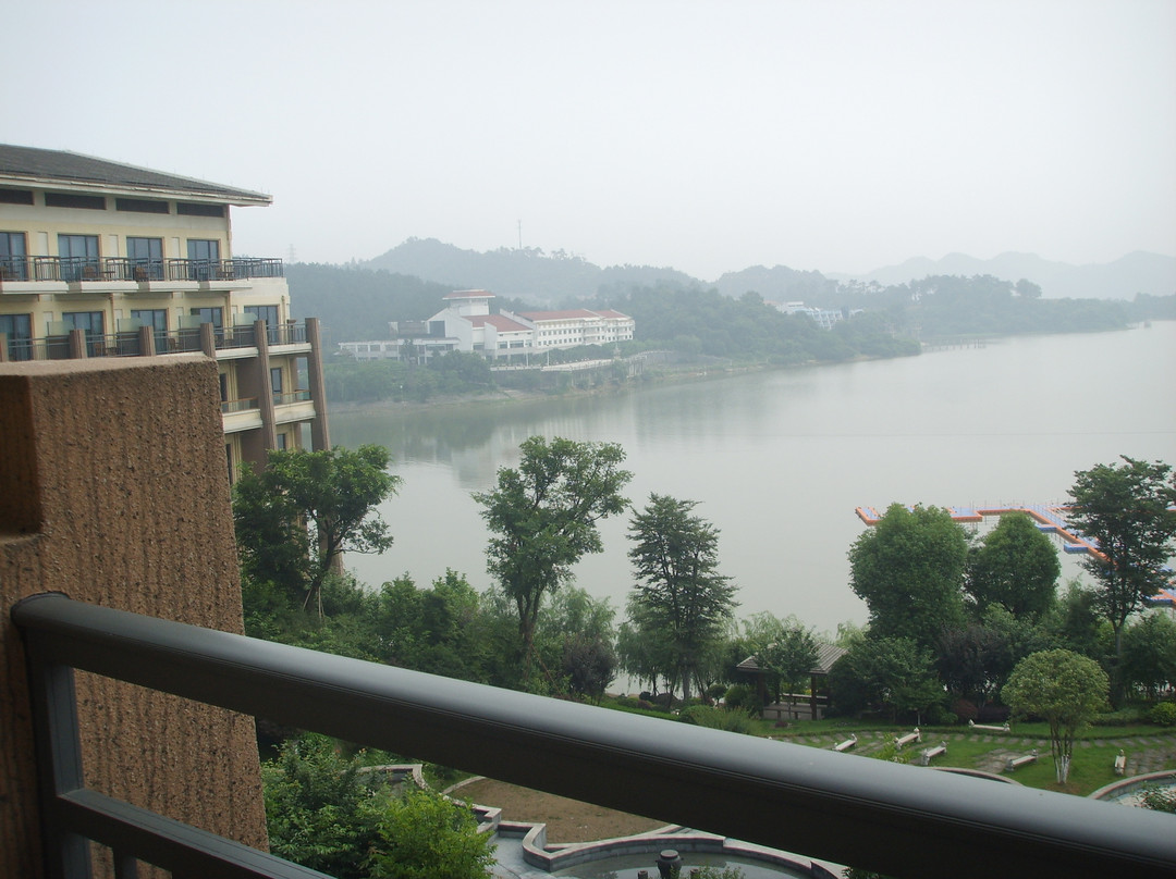 临安中都青山湖畔大酒店主图