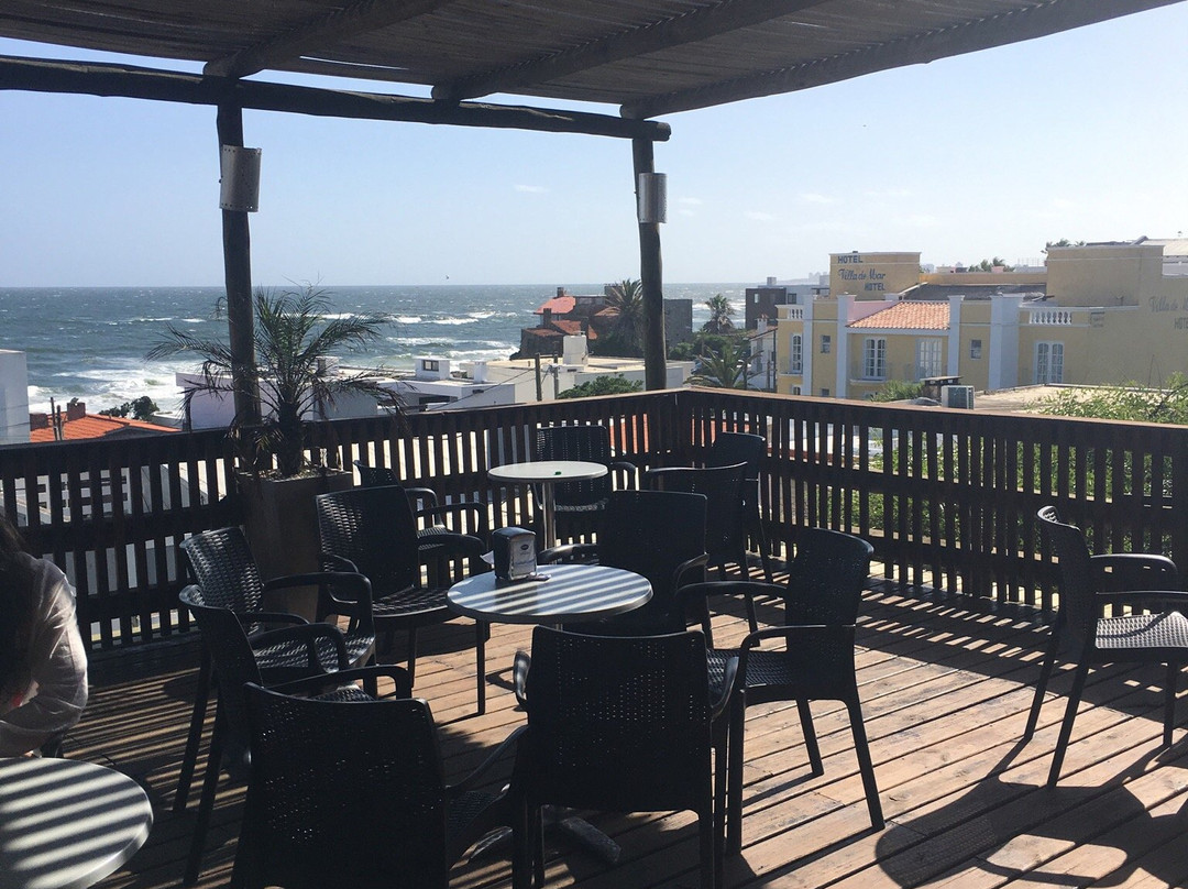 Flo Cafe & Bar